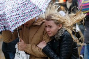 Ninge la munte în Banat! Cod galben de vânt, alertă generală până luni după-amiază