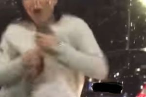 A ieşit la bătaie, goală! O femeie dezbrăcată din Capitală, protagonista unui scandal în trafic. Imagini virale