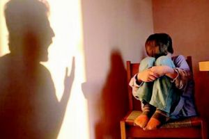 Educatoarea acuzată că a lovit un copil şi l-a închis în debara a demisionat