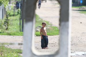 Situaţie gravă la Galaţi: 6.000 de copii crescuţi de rude, părinţii fiind la muncă în Europa