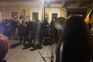 Câteva sute de clujeni au ieşit în stradă în semn de solidaritate cu magistraţii VIDEO