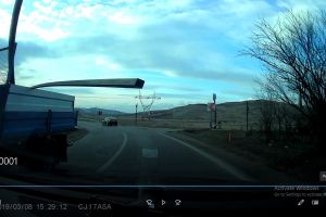 La un pas de tragedie pe un drum din Cluj! Un şofer s-a trezit cu o bară de metal în parbriz FOTO