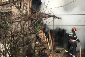 Incendiu la o locuinţă din Turda. O persoană a fost rănită FOTO