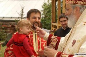 Părintele Horia, asaltat de enoriaşe