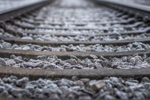 Arbori căzuţi pe calea ferată şi localităţi lăsate fără energie electrică de vânt