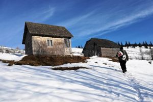 Poliţiştii le-au dus lumină, la propriu, unor bătrâne care nu au avut niciodată curent ...