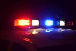 Tânăr de 15 ani urmărit şi blocat în trafic, după ce a furat un autoturism