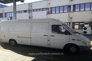 FOTO. Microbuz căutat de autorităţile din Polonia, oprit la P.T.F. Petea