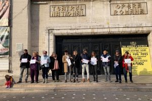 Actorii din Timişoara, la protest în Piaţa Victoriei. Sunt solidari cu magistraţii