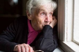 Cadou INEDIT de 8 martie. Ce au primit de la criminaliştii suceveni mai multe bătrâne dintr-un sat uitat de lume