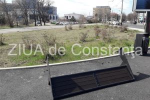 Banca nou instalata in apropiere de Poarta 2 din Constanta, vandalizata (galerie foto)