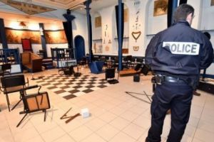 Templul masonic din Tarbes a fost vandalizat de un grup aparţinând  Vestelor Galbene. Foto în articol