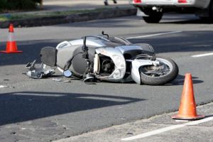 Ghinion pentru un bărbat din Întregalde, care a căzut pe drum, cu mopedul – A suferit răni şi este cercetat pentru conducerea fără permis a unui vehicul neînmatriculat