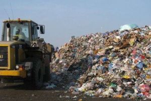 Rampe de deşeuri clandestine în zona de protecţie a Aeroportului