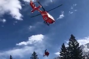 VIDEO: Turist francez accidentat în munţii Făgăraş, preluat de elicopterul SMURD Mureş