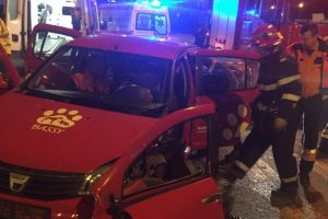 Două persoane la spital după ce un şofer beat a lovit cu maşina un semafor, la Punctele Cardinale