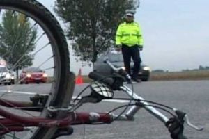 S-a urcat beat pe bicicletă şi a fost ,,pus la pământ” într-o curbă. S-a ales cu dosar penal