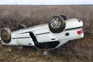 FOTO. Șoferul teribilist care s-a răsturnat cu maşina a ajuns pe mâna Poliţiei. Ce spun oamenii legii