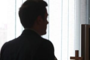 Mureş: Bărbaţi cercetaţi pentru viol, act sexual cu un minor, lipsire de libertate şi trafic de minori!