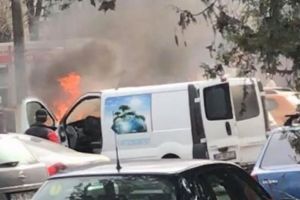 Flăcări în centrul Beiuşului: O autoutilitară a luat foc într-o parcare (FOTO)