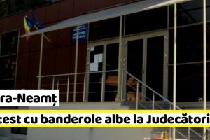 NEAMȚ: Protest cu banderole albe la Judecătoria Piatra-Neamţ