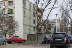 Asociaţiile de proprietari încep să transforme în spaţii verzii maidanele dintre blocuri