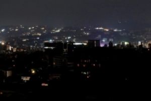 Criza curentului din Venezuela. Bolnavii de cancer, direct vizaţi: peste 10.000 de oameni ar putea muri − 'Este un oraş al umbrelor'