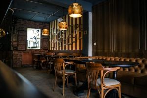 T 42 – Localul din Satu Mare care te duce în America anilor ’30, perioada prohibiţiei şi gangsterilor