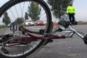 Biciclist grav accidentat pe DN 73D, la Vultureşti