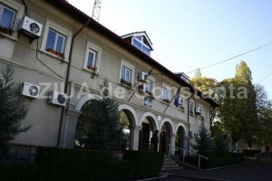 Protest in fata sediului societatii Georgiana  Alina SRL. Apropiatii barbatului mort in accident de munca sunt revoltati