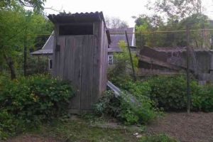 WC-urile din fundul curţii, dar şi fosele septice, interzise prin lege. Amenzi usturătoare de la Garda de Mediu pentru românii care refuză branşarea la canalizare