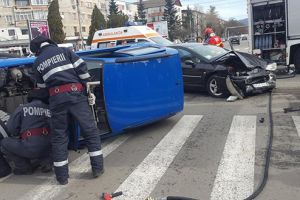 Accident demn de scenariul unui film: protagonistele scapă, maşinile sunt distruse