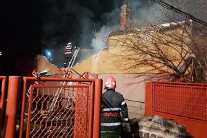 Incendiu de proporţii la o casă din Deva