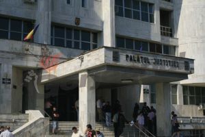 Protest cu banderole albe al grefierilor de la instanţele din Gorj