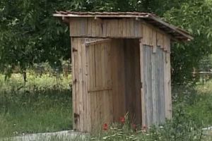 Românii care nu mută toaleta din curte în casă vor fi amendaţi