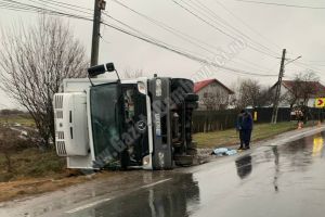 DN 71 – Un bărbat a murit strivit de un TIR care s-a răsturnat peste el