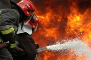 Panică şi fum într-un bloc din Oradea. Un tânăr a dat foc în propriul apartament şi apoi s-a aruncat de la etaj