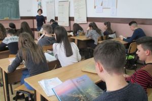 O nouă lege a educaţiei ar putea obliga elevii să stea mai mulţi ani la şcoală