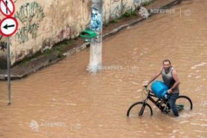 Tragedie după potopul apelor. Cel puţin 11 persoane şi-au pierdut viaţa. Populaţia este disperată