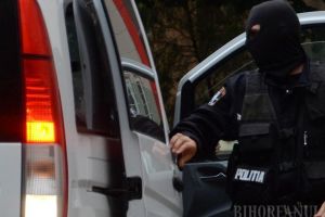 Percheziţii în Bihor: Poliţiştii au demarat 32 de descinderi într-un dosar de contrabandă cu ţigări