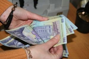 Atenţie cui schimbaţi bani! Înşelăciuni la trei unităţi comerciale