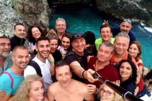 Szia din Jamaica! În vreme ce Aeroportul rămânea fără zboruri externe, preşedintele Consiliului Judeţean Bihor era la scufundări în Jamaica (FOTO)