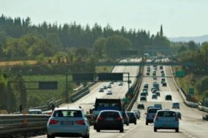 Trei curieri români din Germania furau pachetele pe care ar fi trebuit să le ducă la destinatari. Ce a găsit poliţia într-un camion care se îndrepta spre România