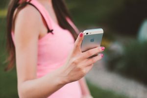 Cum să vă împiedicaţi iPhone-ul să urmărească şi să stocheze locaţiile pe care le utilizaţi