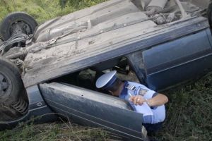 Accident rutier la Cricău: Un şofer cu alcoolemie a ratat un viraj şi s-a răsturnat lângă drum