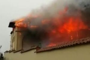 Mânăstire în flăcări! Peste 40 de pompieri se luptă să stingă focul