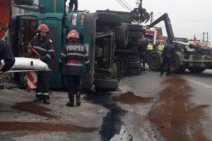 Accident rutier in sensul giratoriu de la intrare in Ramnicu Valcea. Un TIR incarcat cu fier vechi s-a rasturnat (galerie foto)