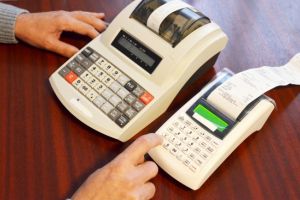 Inspectorii antifraudă vor verifica modul de dotare cu noile case de marcat cu jurnal electronic