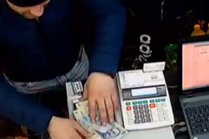 Cum se fură din magazin, sub ochii vânzătoarei. Doi sătmăreni au făcut ravagii în Harghita