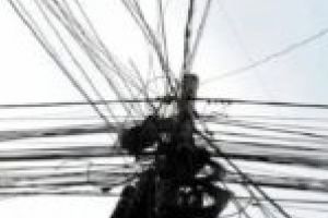 Robu a declarat război cablurilor! Primarul vrea mutarea în subteran şi e dispus să o facă în forţă: „S-a făcut de fiecare dată cu ajutorul ghilotinei!”